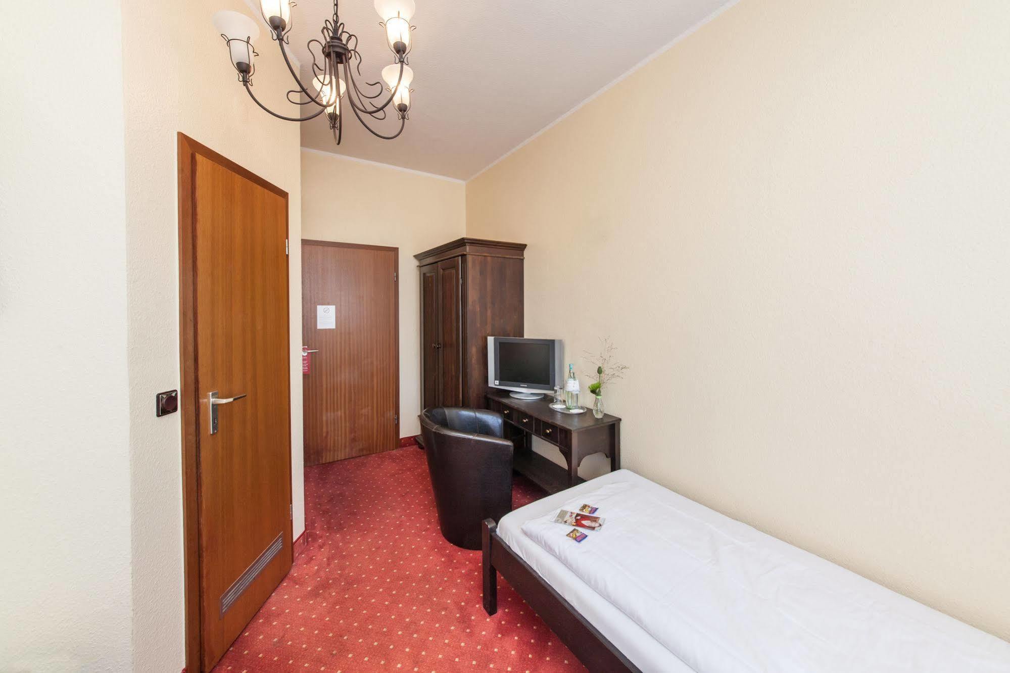 Hotel An Der Oper Duesseldorf Bagian luar foto